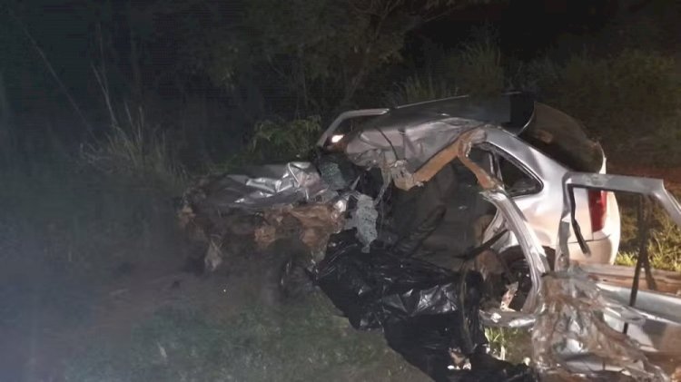 Homem morre em batida de frente entre carro e caminhão na BR-153, em Prata