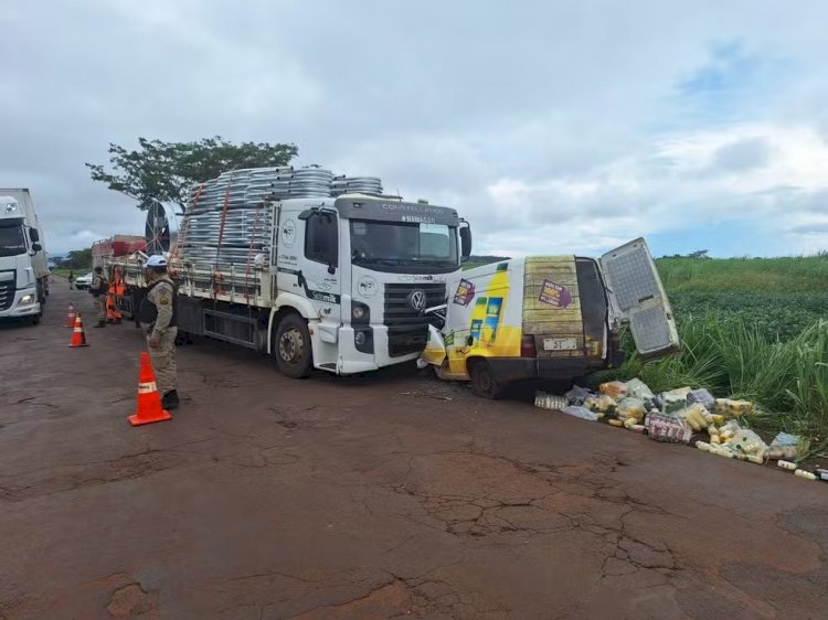 Veículo carregado com suco bate de frente com caminhão e motorista morre na MGC-452