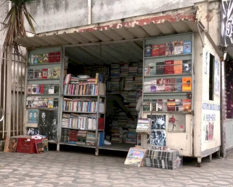 Conheça história de mecânico que abandonou carreira para se tornar livreiro, criou banca cultural e hoje coleciona mais de 20 mil livros em MG