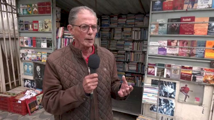 Conheça história de mecânico que abandonou carreira para se tornar livreiro, criou banca cultural e hoje coleciona mais de 20 mil livros em MG