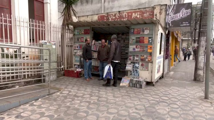 Conheça história de mecânico que abandonou carreira para se tornar livreiro, criou banca cultural e hoje coleciona mais de 20 mil livros em MG