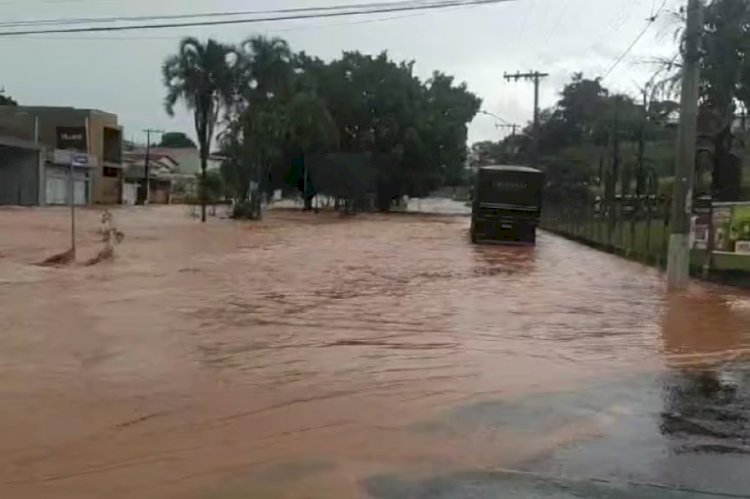 Tempestade alaga residências e estabelecimentos comerciais em Cássia