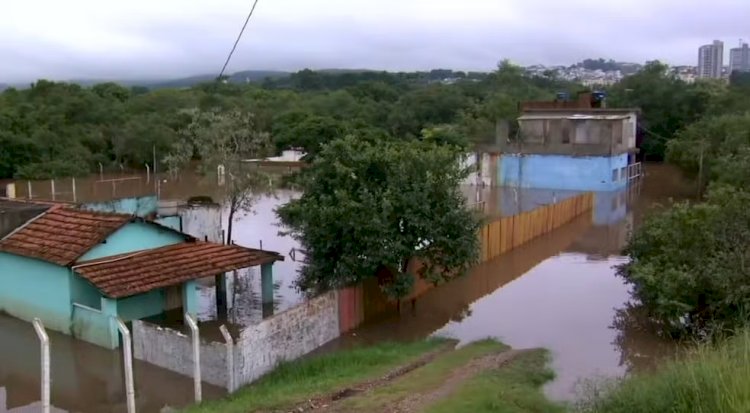 Três famílias seguem desabrigadas após chuva histórica que alagou e causou transtornos em Pouso Alegre, MG