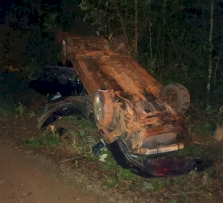 Dupla em carro furtado troca tiros com a PM, capota durante perseguição e acaba presa em Papagaios