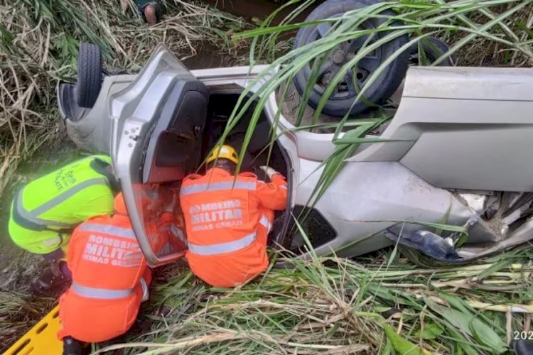 Veículo capota, é arremessado e cai em córrego às margens da BR-381, em MG