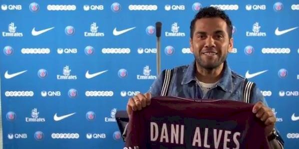 Após condenação, Daniel Alves perde o posto de lendas do Barcelona