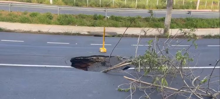 Cratera abre e interdita trecho da Deusdedith Salgado, em Juiz de Fora; VÍDEO