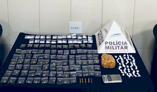 PM localiza cocaína, maconha e crack em apartamento de suspeito de tráfico