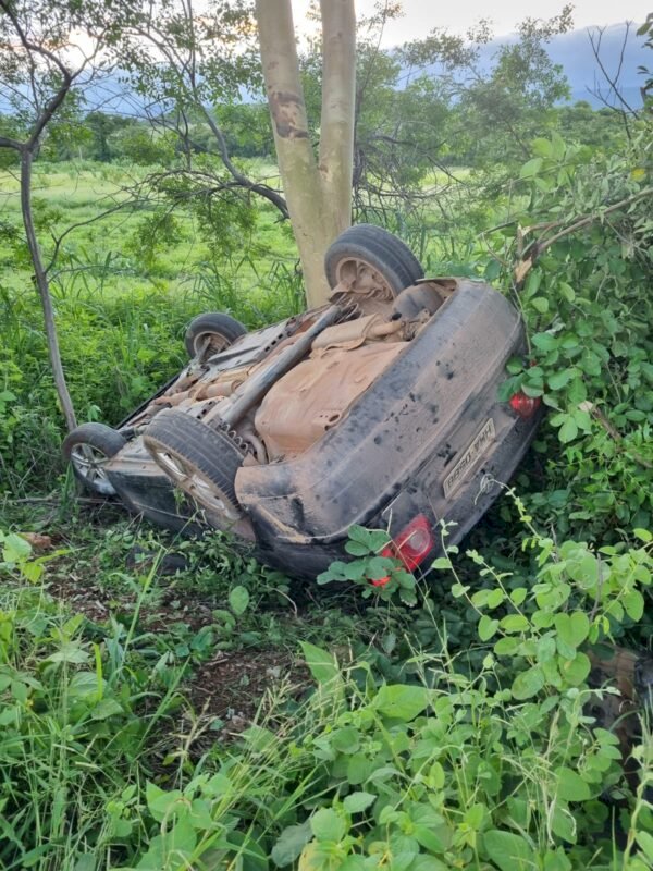 Mulher fica ferida após carro capotar na MGC-122, em Mato Verde