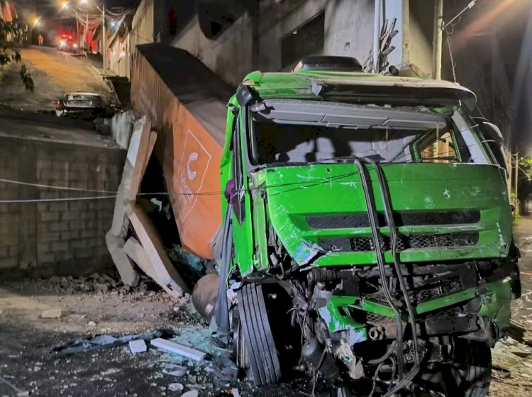 Carreta desgovernada atinge dois carros e duas casas em Belo Horizonte; VÍDEO