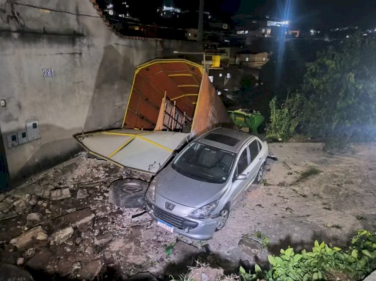 Carreta desgovernada atinge dois carros e duas casas em Belo Horizonte; VÍDEO