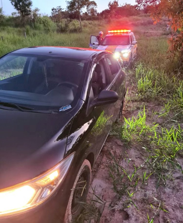 Motorista com cocaína joga carro contra policiais e tenta fugir de abordagem com pneu furado em MG