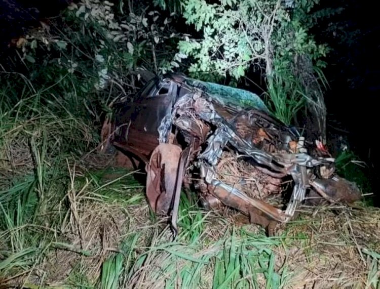 Motorista é arremessado de carro durante batida com caminhão de leite na BR-251