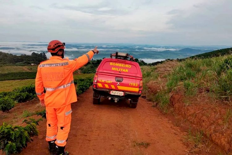 Bombeiros iniciam segundo dia de buscas por esportista e cachorra perdidos em trilha