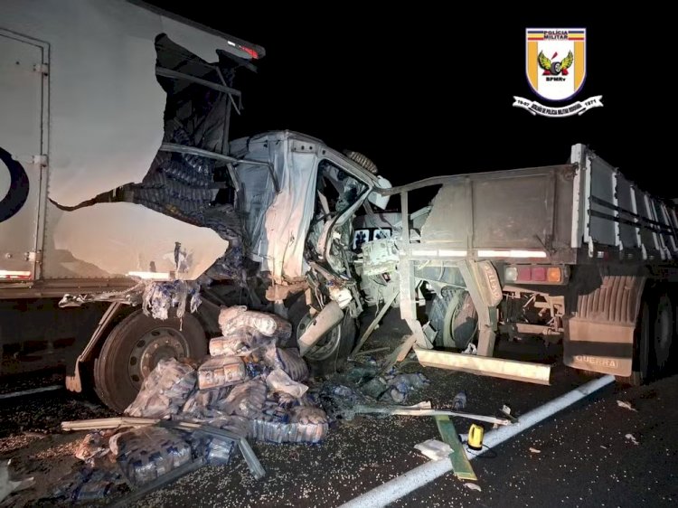 Caminhoneiro fica preso às ferragens após bater na traseira de carreta na BR-135, em Curvelo