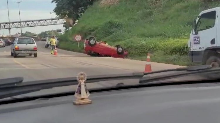 Carro capota no Anel Rodoviário, em BH, e trava o trânsito na manhã desta sexta-feira