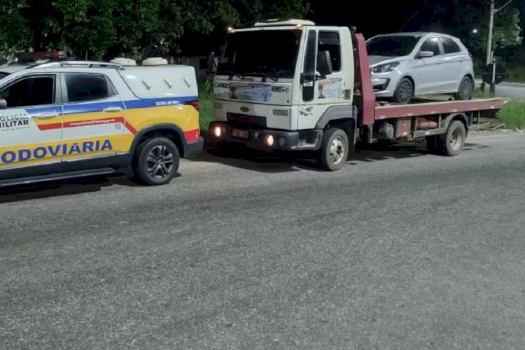 Homem é preso levando carro clonado em caminhão guincho, em Governador Valadares