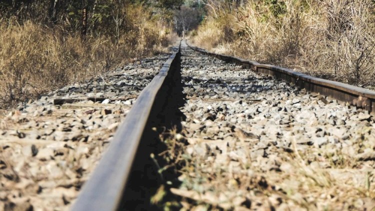 Motorista deixa carro ‘morrer’ no trilho e veículo é atingido por trem em MG