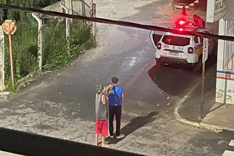 Homem rende prefeito com arma na cabeça diante de quartel da PM em MG