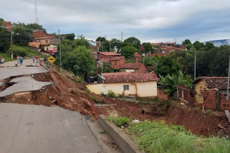 Deslizamento de terra em estrada atinge três casas no interior de MG