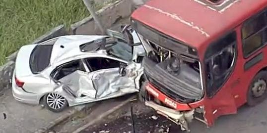 VÍDEO: acidente entre carro e ônibus complica trânsito na avenida Teresa Cristina, em BH