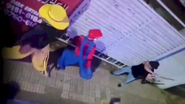 Vídeo: morador tenta agredir Mario e membros da ‘Carreta da Alegria’ com pauladas em MG