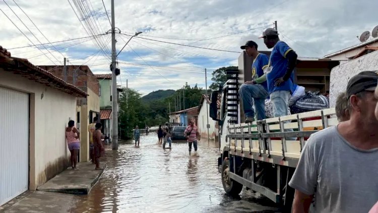 Mais de 100 casas são inundadas em Porteirinha, no Norte de Minas, após fortes chuvas