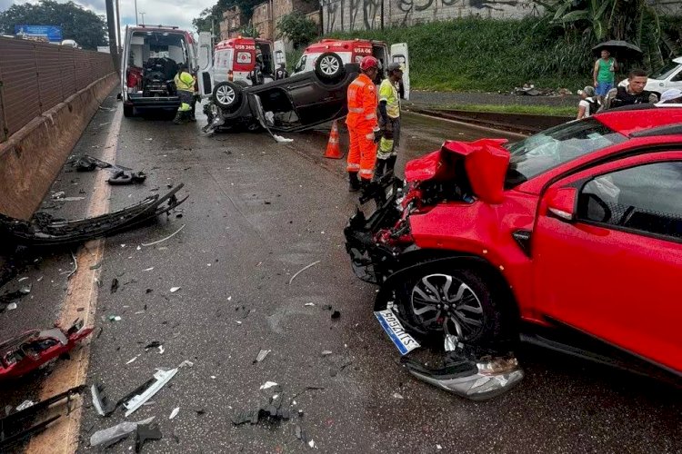 Acidente com carros deixa quatro pessoas feridas no Anel Rodoviário; veja fotos