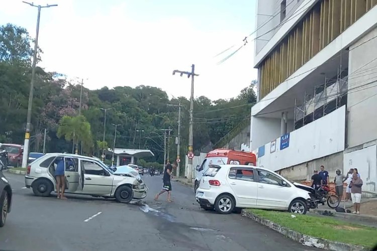 Colisão entre dois carros complica trânsito no Dom Bosco