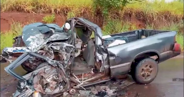 Batida entre caminhonetes deixa motorista preso às ferragens e veículo destruído na MG-154