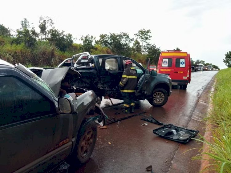 Batida entre caminhonetes deixa motorista preso às ferragens e veículo destruído na MG-154