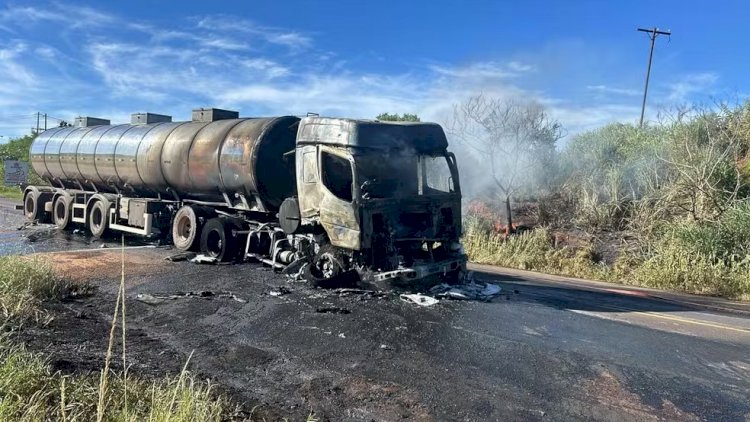 VÍDEO: Colisão entre carretas termina com uma delas destruída por fogo na BR-452, em Uberlândia