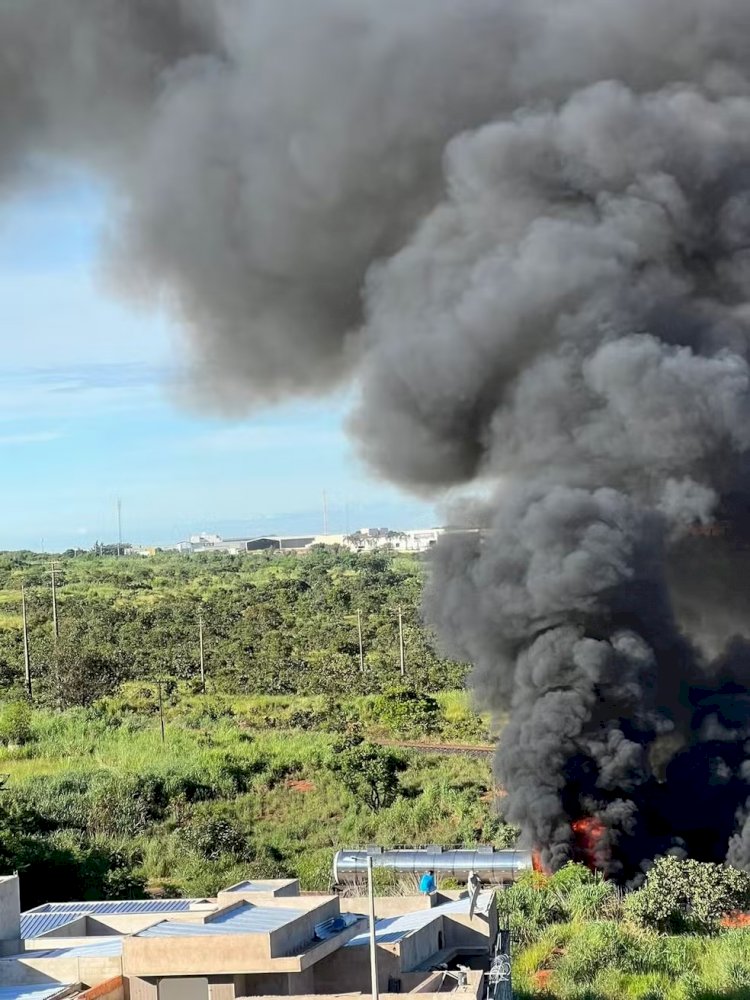 VÍDEO: Colisão entre carretas termina com uma delas destruída por fogo na BR-452, em Uberlândia