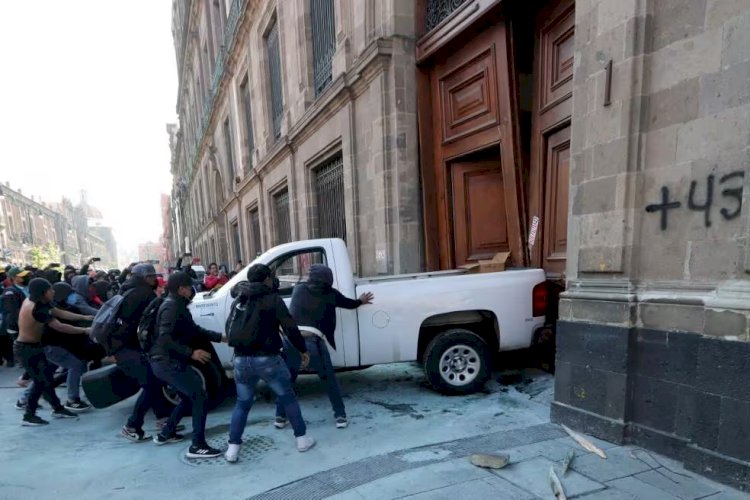 Manifestantes derrubam porta do palácio presidencial no México