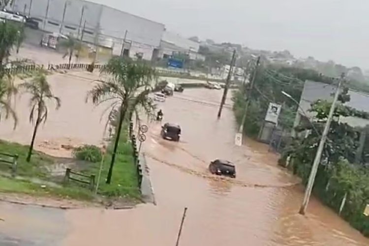 Vídeo: avenida fica debaixo d’água e deixa pessoas ilhadas em Contagem