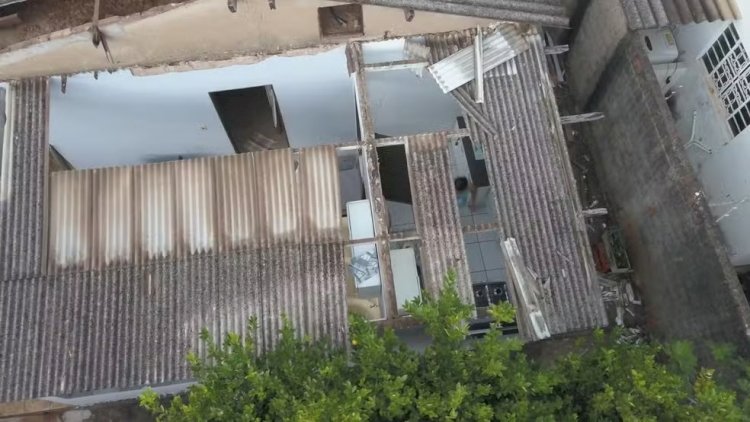 Helicópteros do Exército destelham casas e assustam moradores no Bairro Jaraguá, em Uberlândia