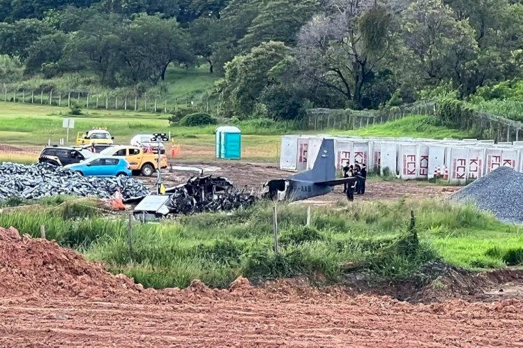 PF faz perícia em local onde avião caiu e matou dois agentes na Pampulha, em BH