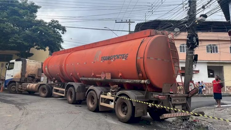 Carreta-tanque com 15 mil litros de diesel bate em poste e causa princípio de incêndio em Juiz de Fora