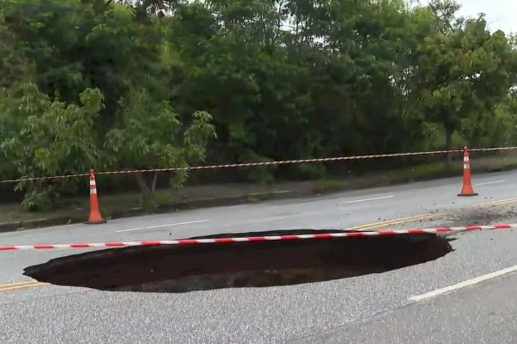 Cratera enorme se abre em avenida do Belvedere, em BH, e 'engole' carro