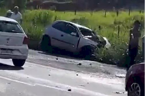 Motorista morre em acidente entre carreta e carro na BR-381, na Grande BH