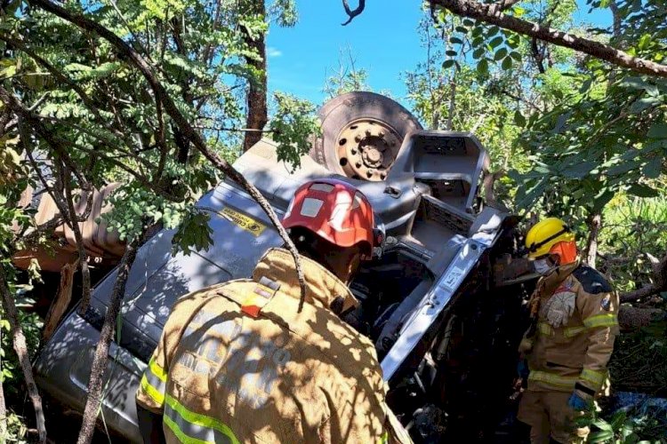 Carreta carregada de metal cai em ribanceira e motorista morre na MGC-259