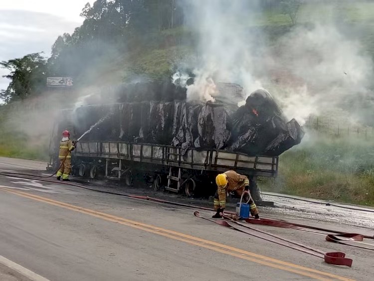 Carreta carregada com papel higiênico pega fogo na BR-116