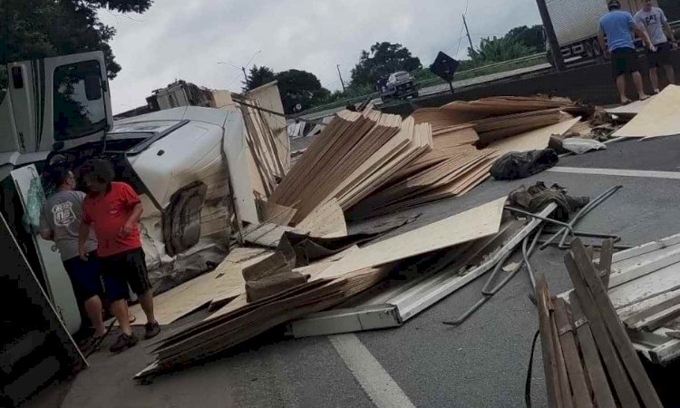 Caminhão tomba e interdita faixa da BR-381