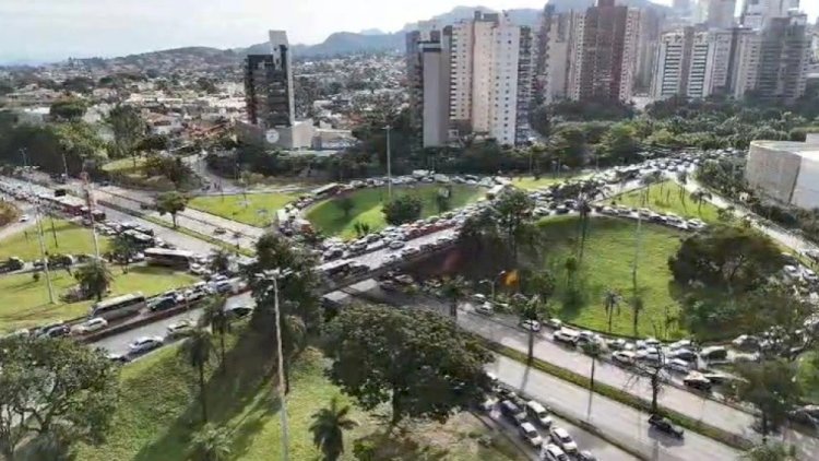 Motoristas enfrentam trânsito quilométrico nas avenidas Raja Gabaglia, Nossa Senhora do Carmo e na BR-356