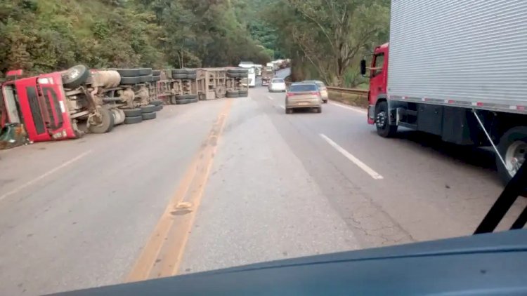 Carreta tomba na BR-040, em Itabirito, e trava o trânsito nos dois sentidos