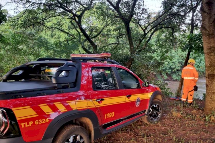 Homem é socorrido após ser agredido e jogado em rio no Triângulo Mineiro