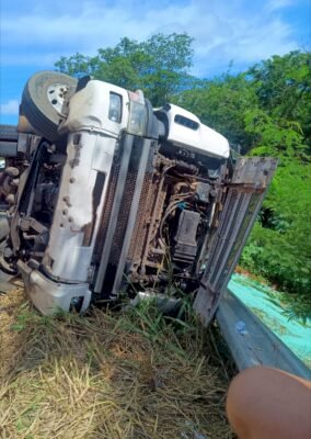 Carreta tomba e deixa dois feridos e um morto na BR-251, zona rural de Salinas