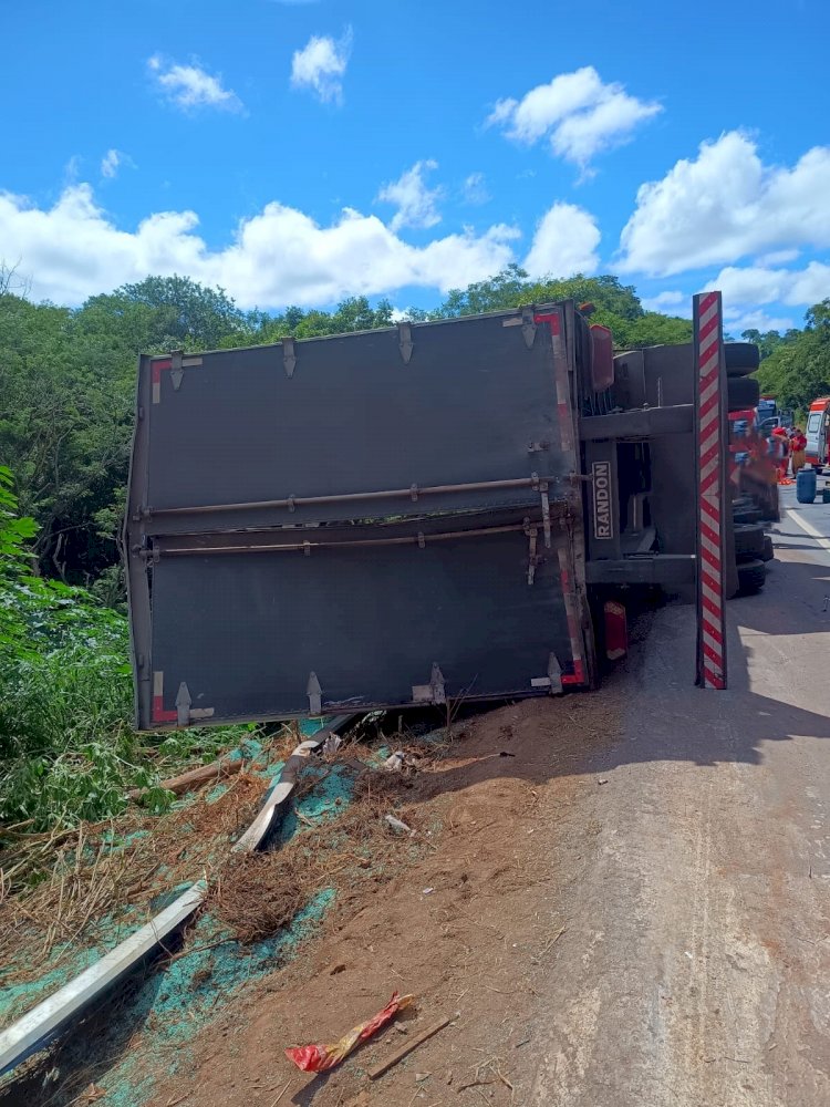 Carreta tomba e deixa dois feridos e um morto na BR-251, zona rural de Salinas