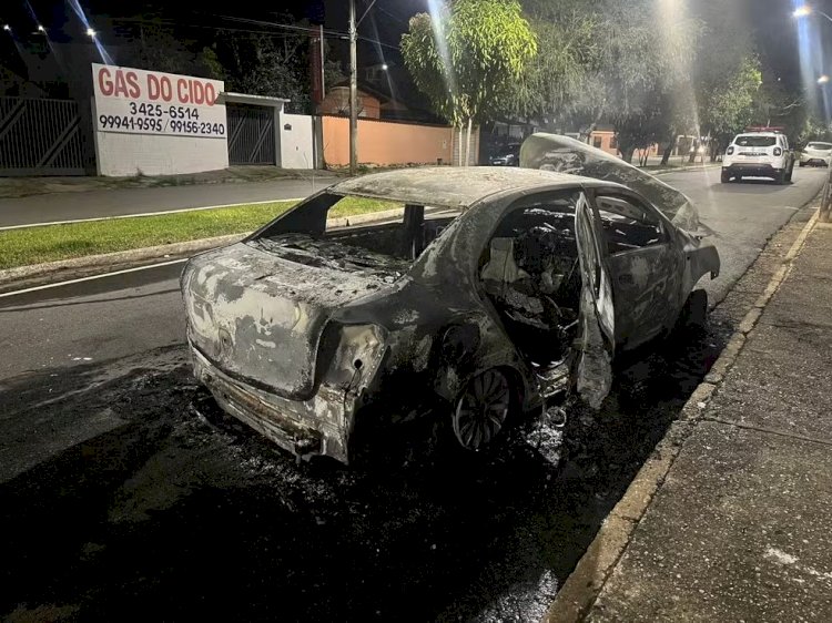 Homem é internado em estado grave após atear fogo no carro da namorada e depois em si mesmo em MG