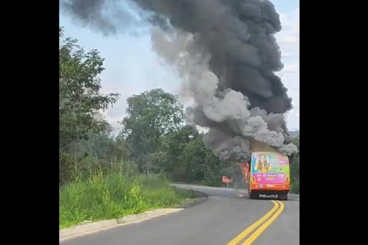 Esmeraldas: ato após morte de irmãos tem ônibus queimado e dois baleados pela PM